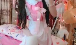 网红小萝莉吃瓜,萌态十足引网友热议