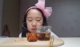 网红小萝莉吃瓜,萌态十足引网友热议